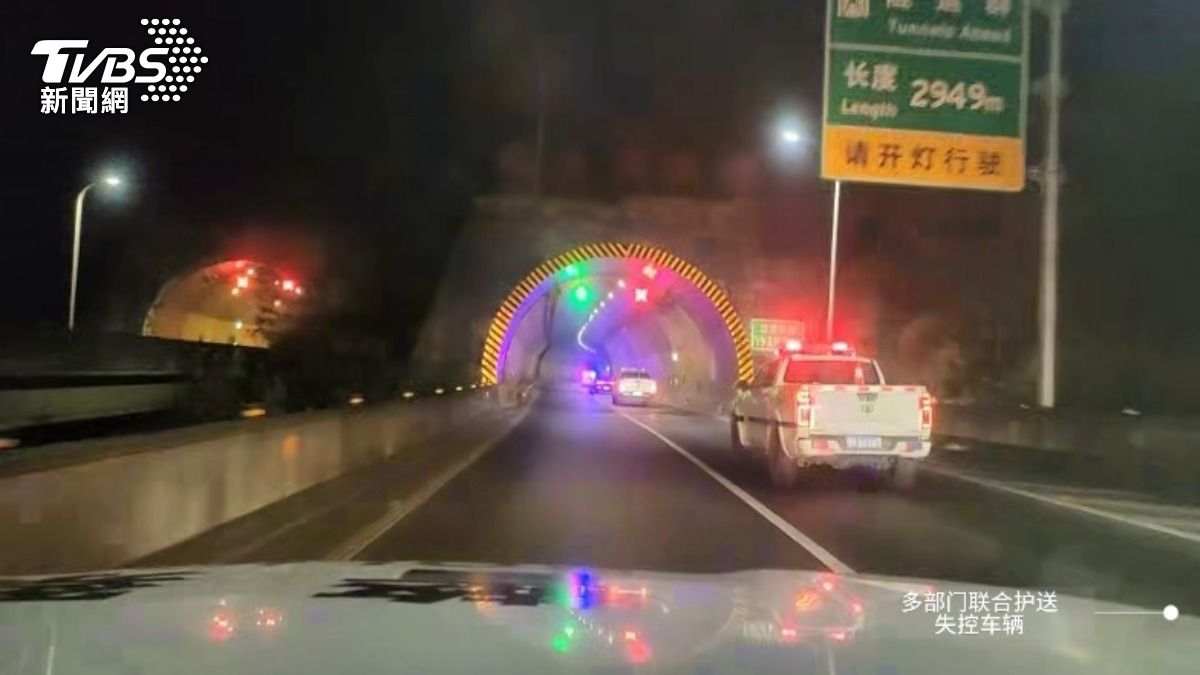 大陸甘肅省交警接獲有轎車定速巡航故障,一路高速狂飆。(圖/CCTV+)