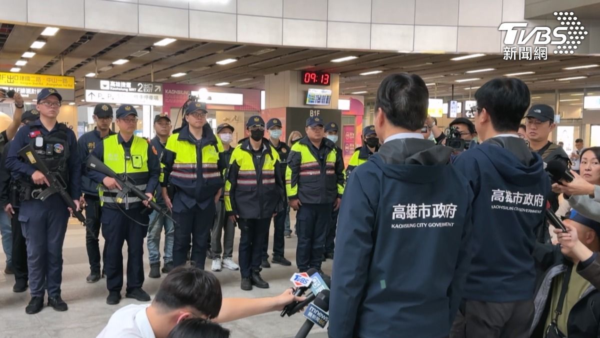 高雄市長陳其邁20日一早到達高雄火車站巡查,表示有5個帳號涉及恐嚇事件,相關的危及治安,使用優勢警力全力排除(圖/TVBS)