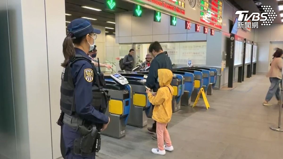 高雄最大的活動就是耶誕生活節,轄區員警增加3到5倍的警力戒備,高雄車站以及活動地點一共增派200多警力(圖/TVBS)