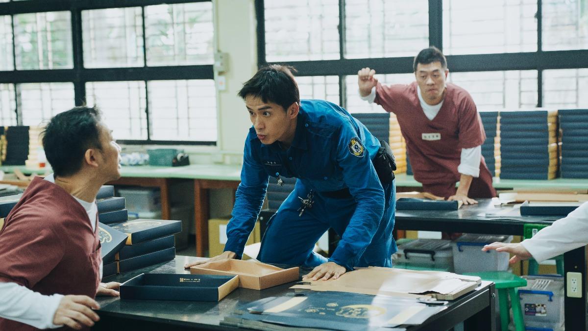 陳澤耀面對暴動的受刑人，反應超快連桌上都跳上。（圖／愛奇藝國際版、壹壹影業提供）
