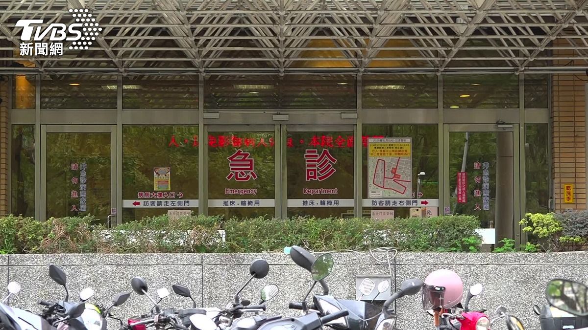 臺大醫院收治兩名傷患,一人不幸離世,另一名在中山站、南西誠品,頸部遭砍傷的男子則是脫離險境,目前已經轉入加護病房,意識也清楚。(圖/TVBS)
