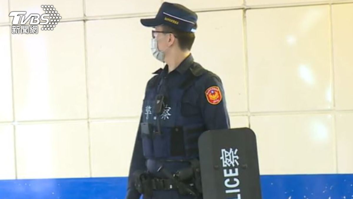 警察攜帶小型盾牌。(圖/TVBS)