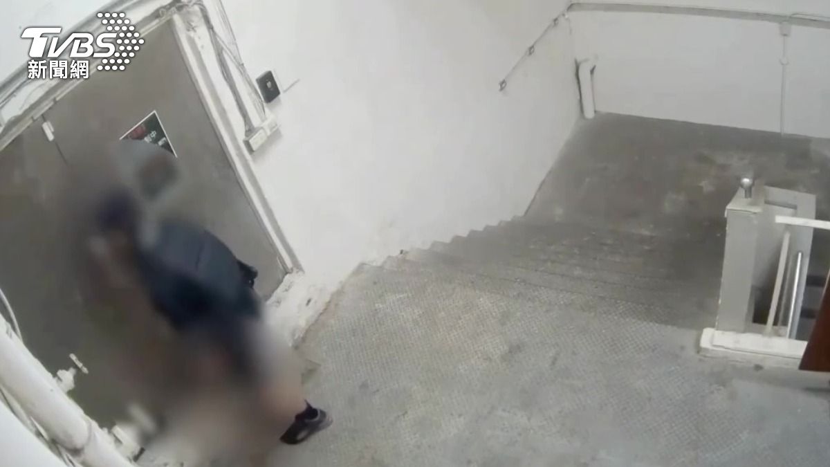 北捷中山砍人／張文生前畫面曝！遭警力圍捕　闖百貨頂樓墜落