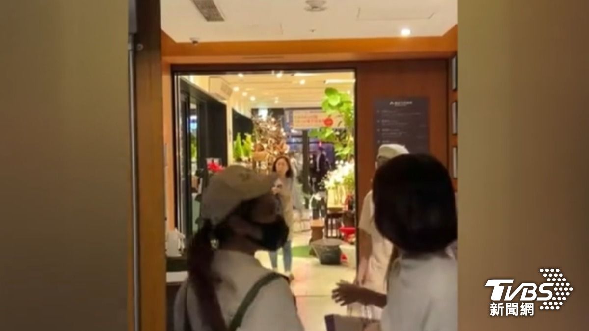 百貨員工帶著大批民眾疏散。(圖片來源/民眾提供)