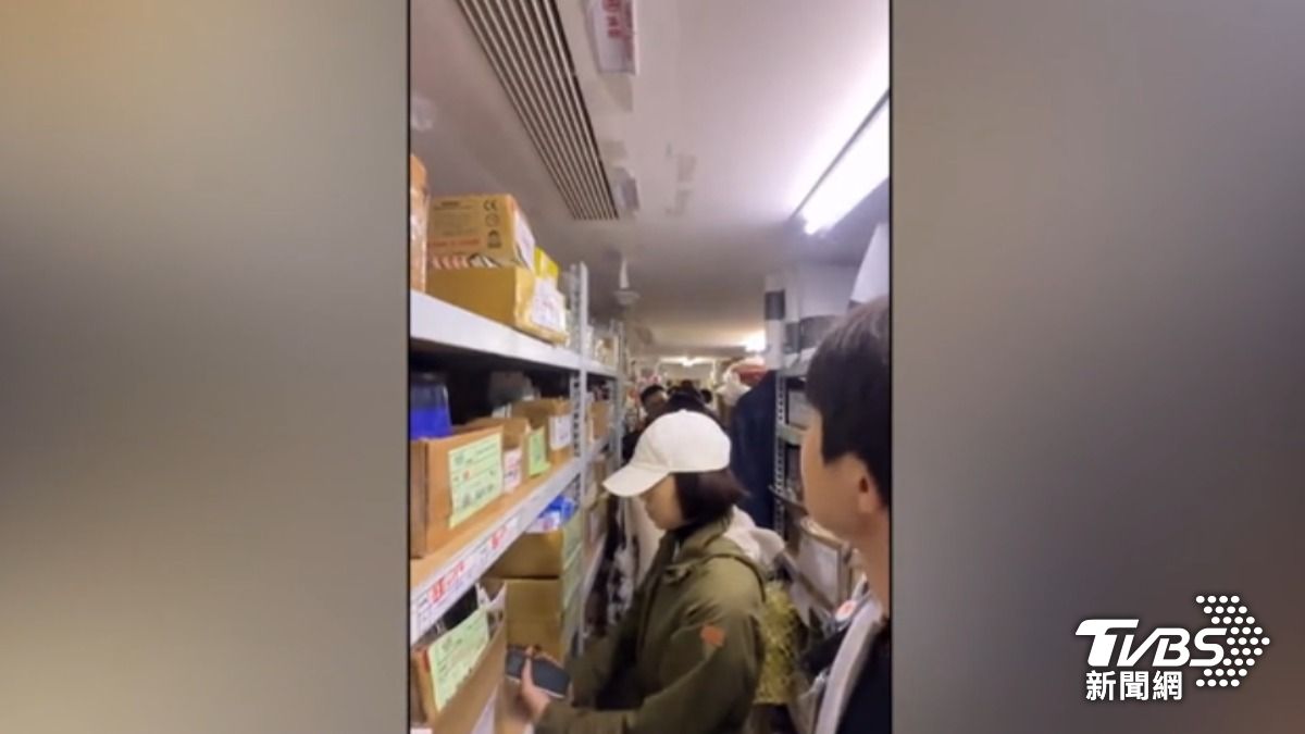 櫃姐和客人躲在倉庫。(圖片來源/民眾提供)