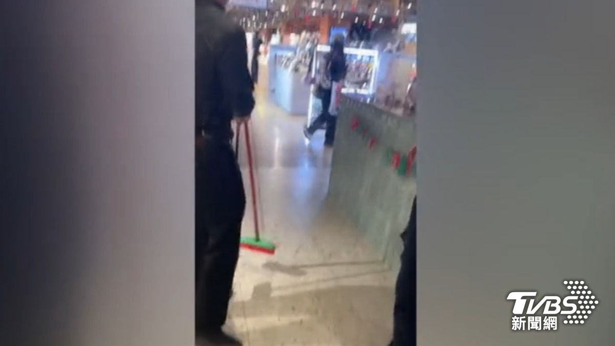 餐廳男店員手拿掃把站在門口守護店裡的客人。(圖片來源/民眾提供)