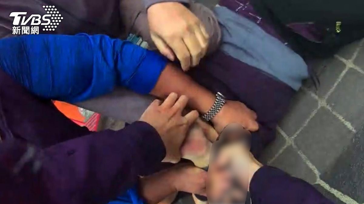 邱男情緒不穩，強烈反抗遭警壓制在地。（圖／TVBS）