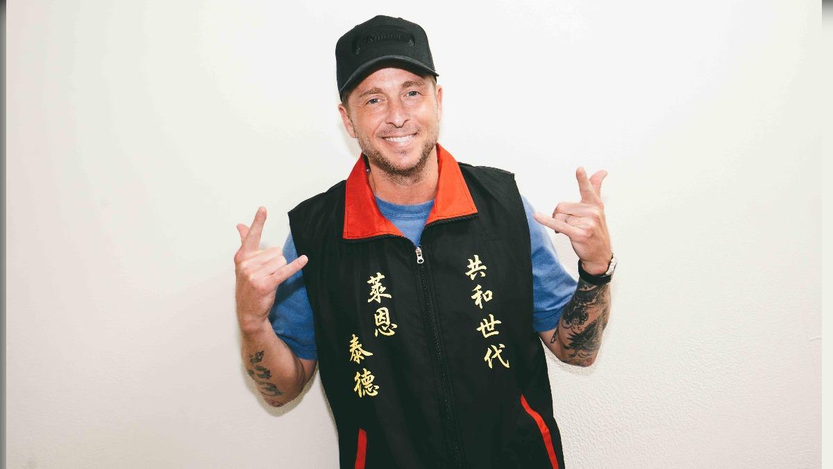 共和世代主唱萊恩泰德穿上宮廟背心。(圖/Live Nation Taiwan提供)
