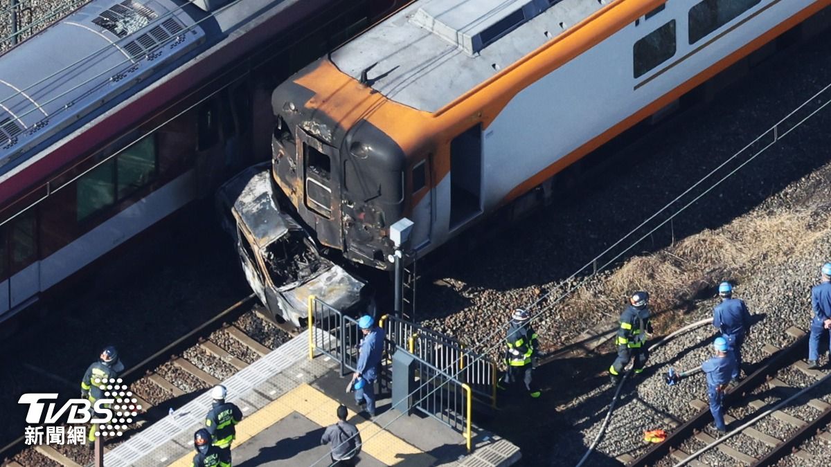 京都小客車與特急列車相撞 現場傳出火警、近百乘客急疏散