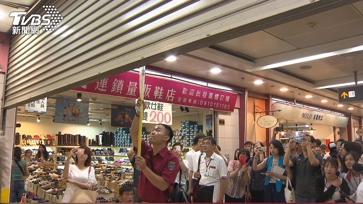 捷運星巴克急關門 煙霧彈恐攻全客保命。(圖/翻攝jmmiu_tw)
