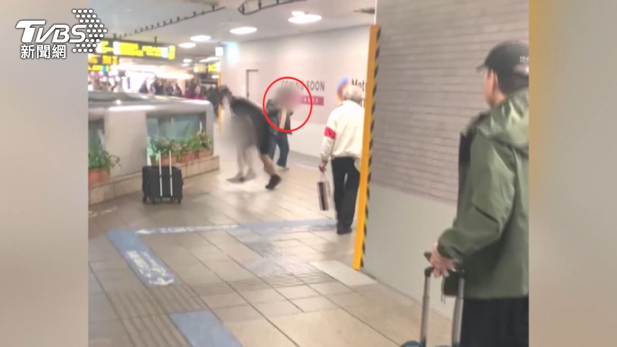 正義男北車阻擋暴徒遭刺穿肺!蔣萬安哽咽:英勇救了眾多人。(圖/TVBS)
