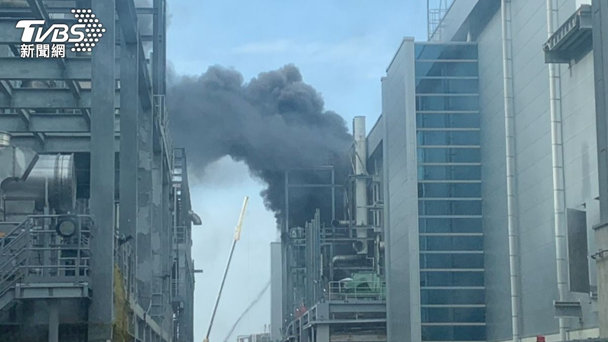 快訊／台南「科技廠房」火災！黑色濃煙狂竄　內部傳出爆炸聲