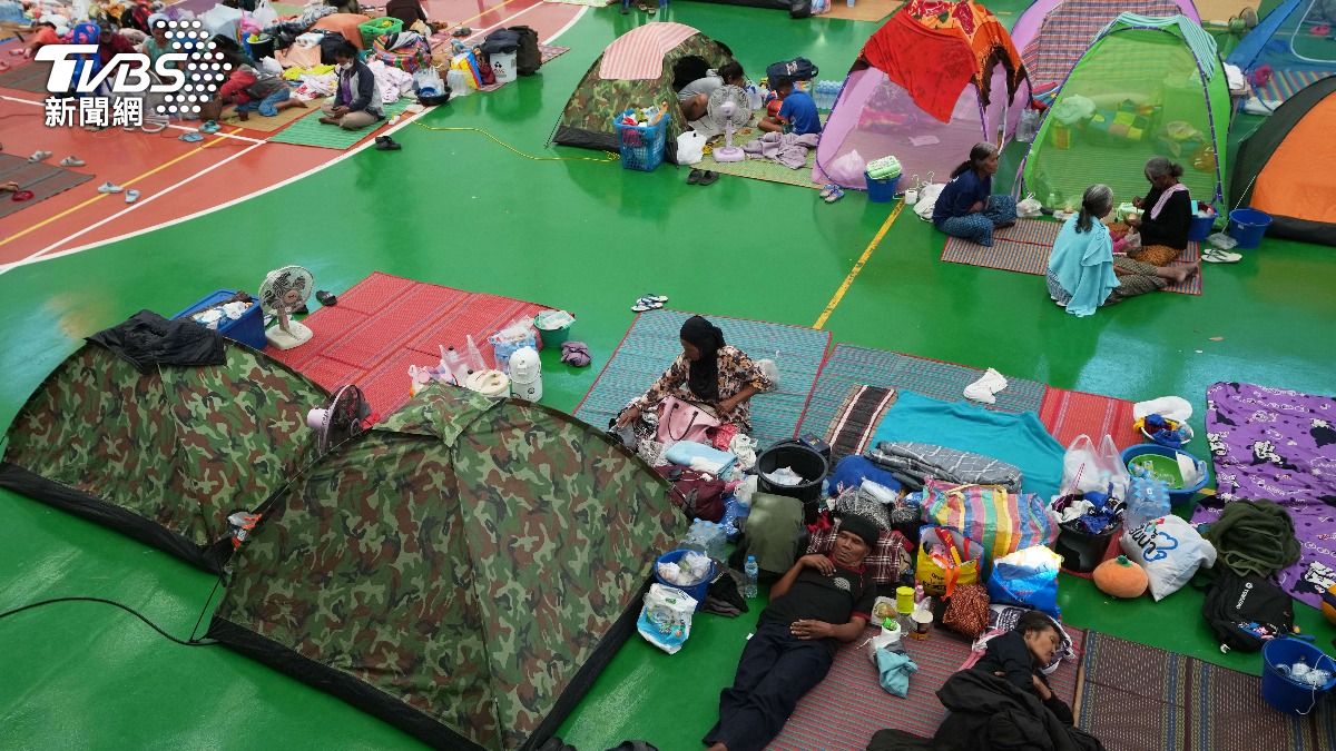 泰柬邊境持續傳槍砲聲，大批居民仍留收容所。（圖／達志影像美聯社）