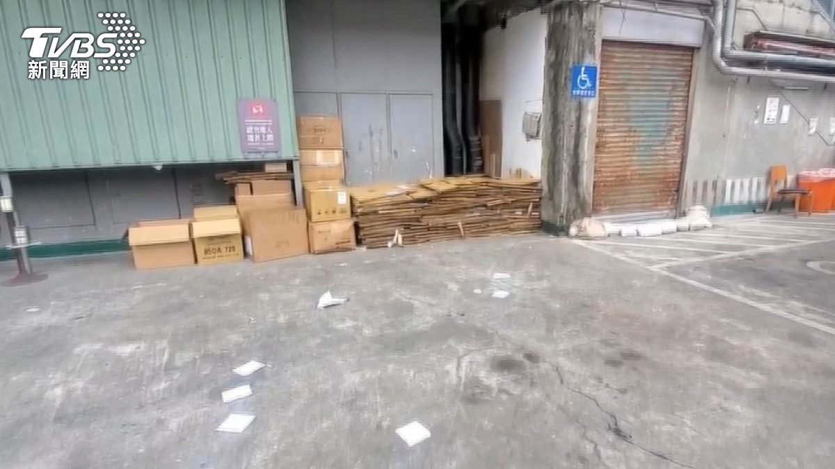 張文恐怖攻擊案隔天,誠品南西店後門仍可見部分堆疊之紙箱(圖/TVBS)