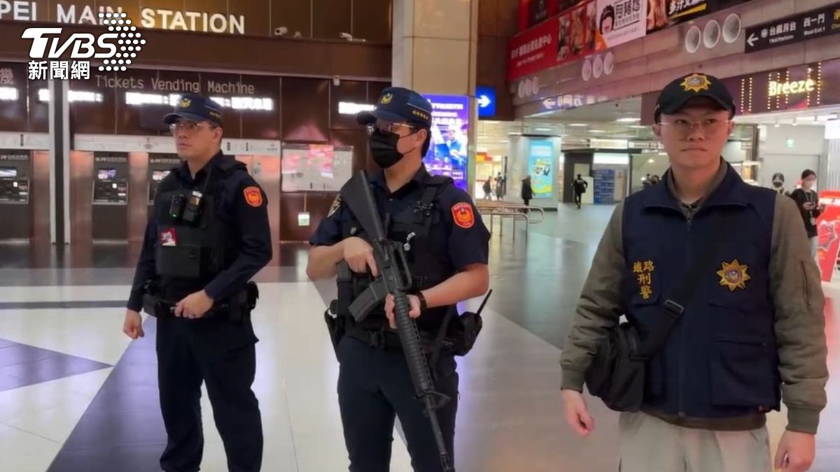 鐵路警察加強防範,以2人一組方式攜帶長槍,加強人潮聚集處所巡守密度。(圖/TVBS)