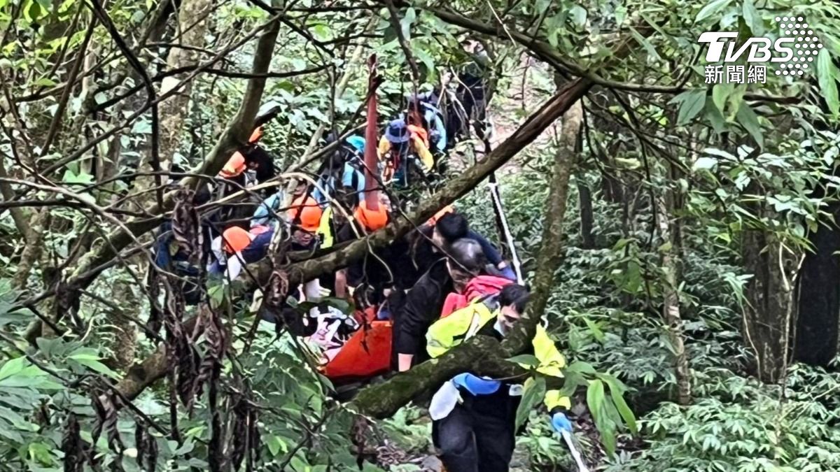 雙溪50人登山團傳意外!81歲領隊突倒地無呼吸 送醫仍救不回