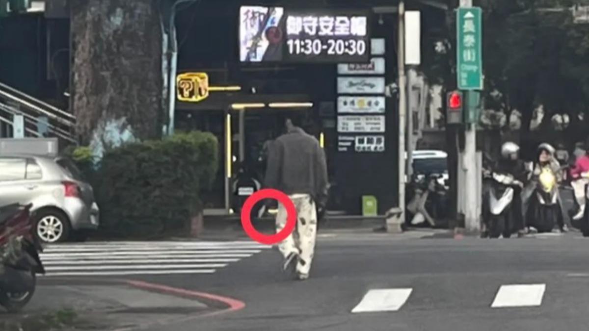 快訊/模仿再一樁?三峽男持雙刀街上揮舞 瘋喊:維護世界和平