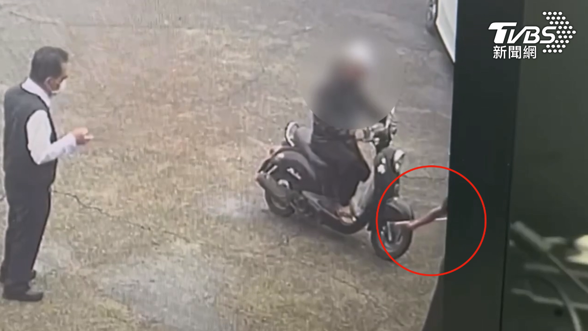 醉漢搭霸王車,又持棍棒跟小黃司機爭吵,騎士路過關心險遭波及。(圖/TVBS)