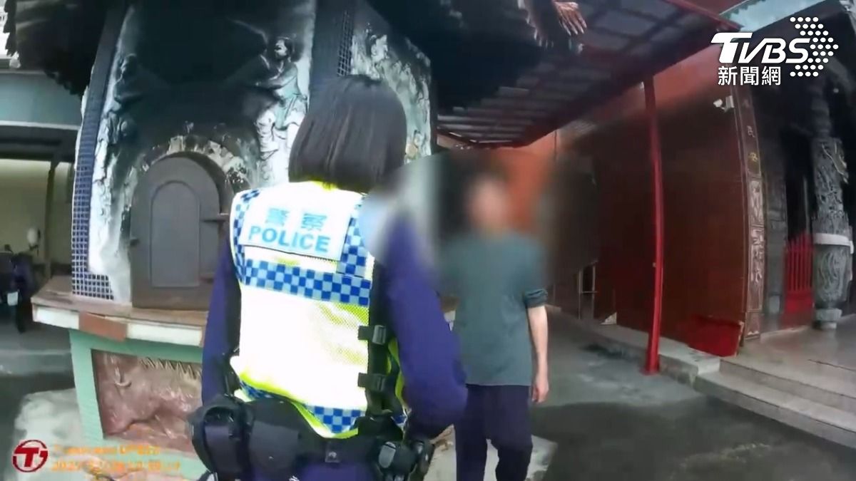 醉漢不只搭霸王車,兩度到附近訪友,卻惡搞一旁公廟的設備,因此大家印象深刻。(圖/TVBS)