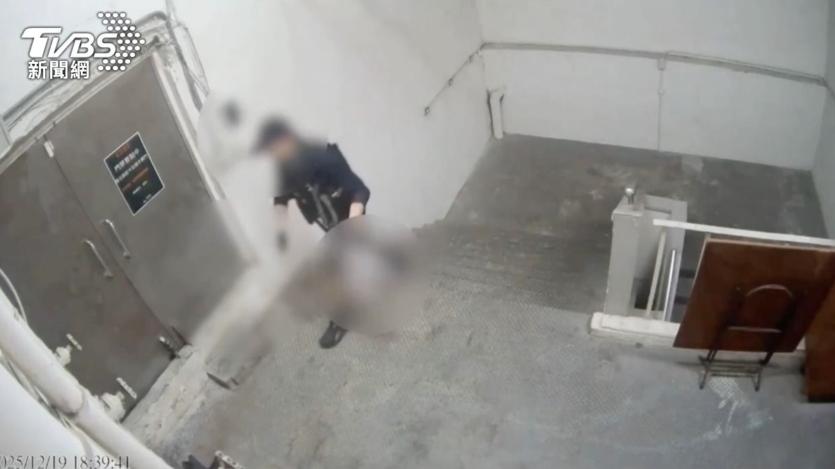 張文持刀詢問誠品服務台頂樓方向,犯案當天墜樓身亡。(圖/TVBS)