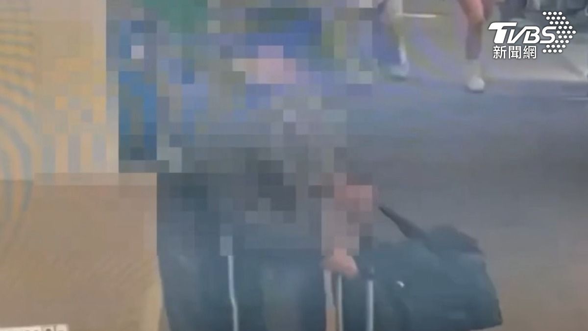 張文拖著汽油彈、煙霧彈從租屋處走出來。(圖/TVBS)