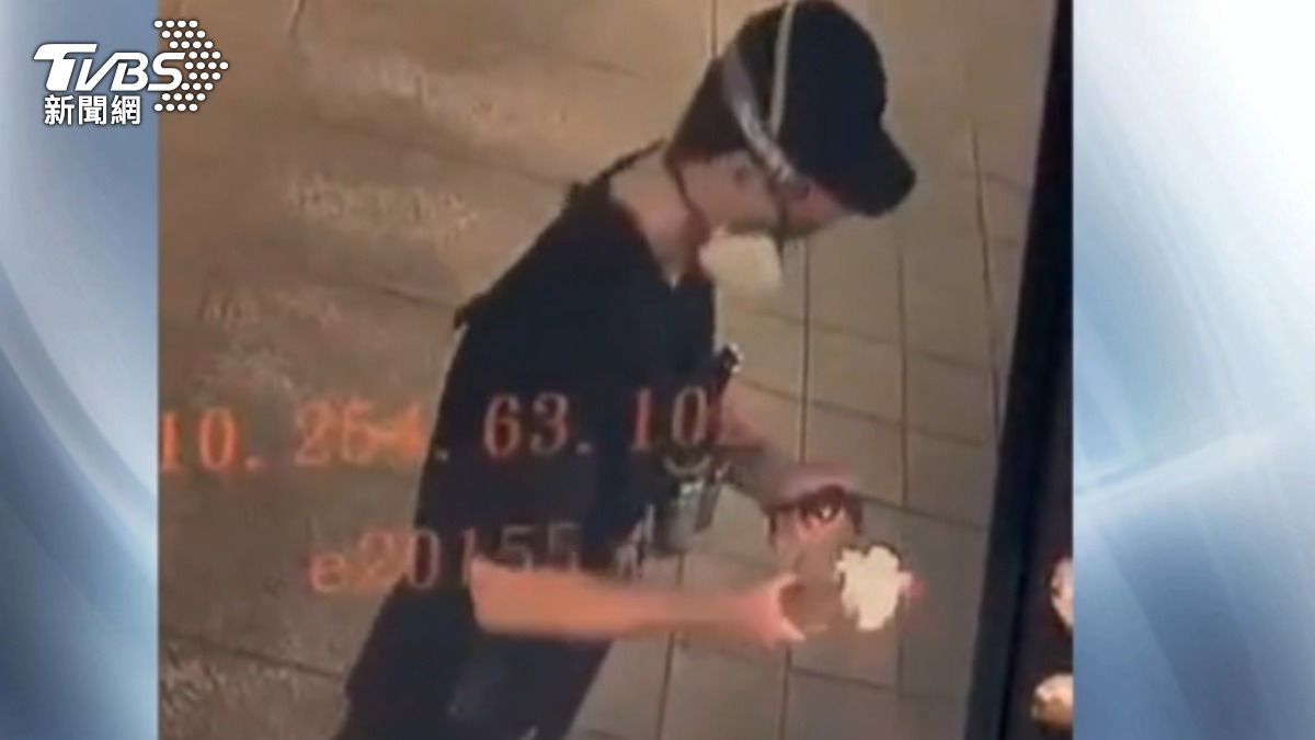 隨機砍!張文蹲地丟煙霧彈 持長刀衝人群