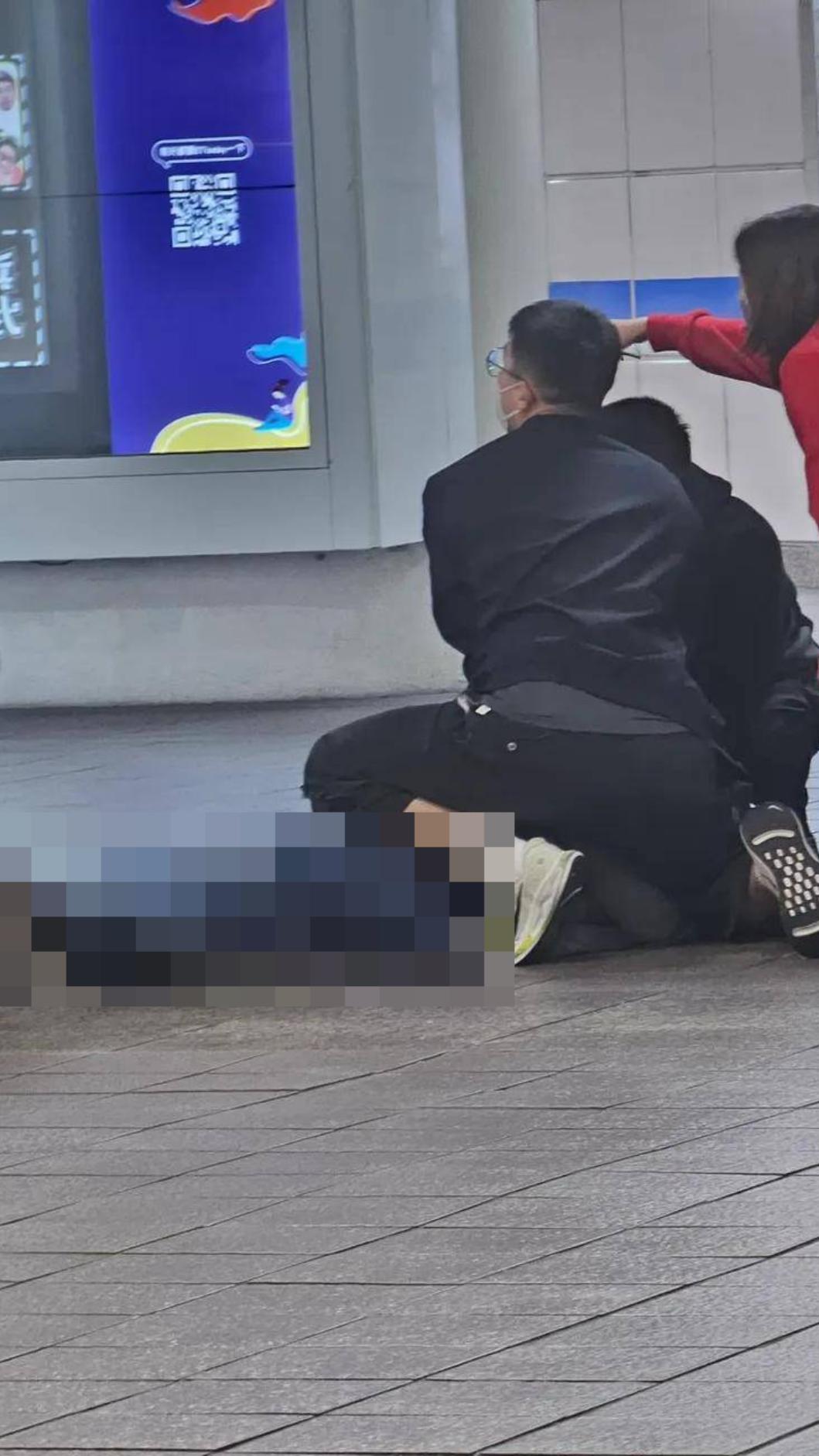 余姓男子遭長刀刺穿心肺。(圖/民眾提供)