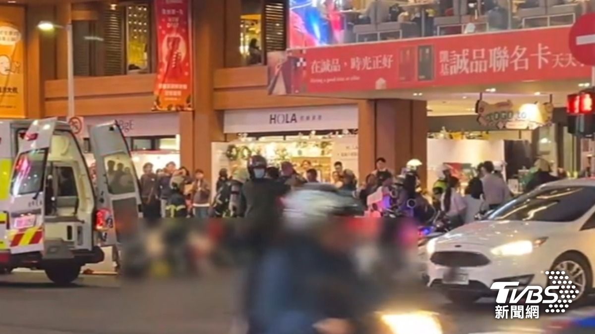 張文跑到中山商圈丟煙霧彈,拿長刀隨機砍人,男騎士中刀,血流不止。(圖/TVBS)