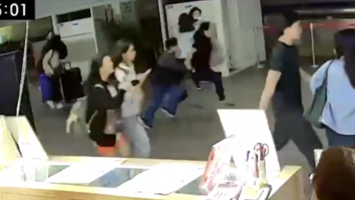 北車B1恐攻當下畫面曝光。(圖/阿仁牛軋餅提供)