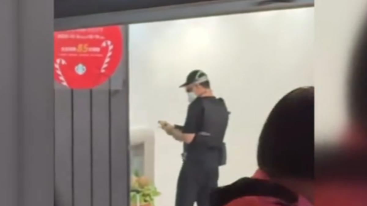 張文在星巴克外丟煙霧彈。(圖/民眾提供)