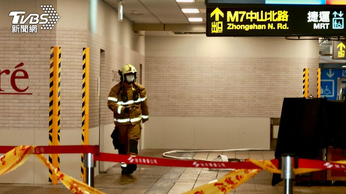 嫌犯張文於北車捷運站丟擲煙霧彈。（圖／潘建樺攝）
