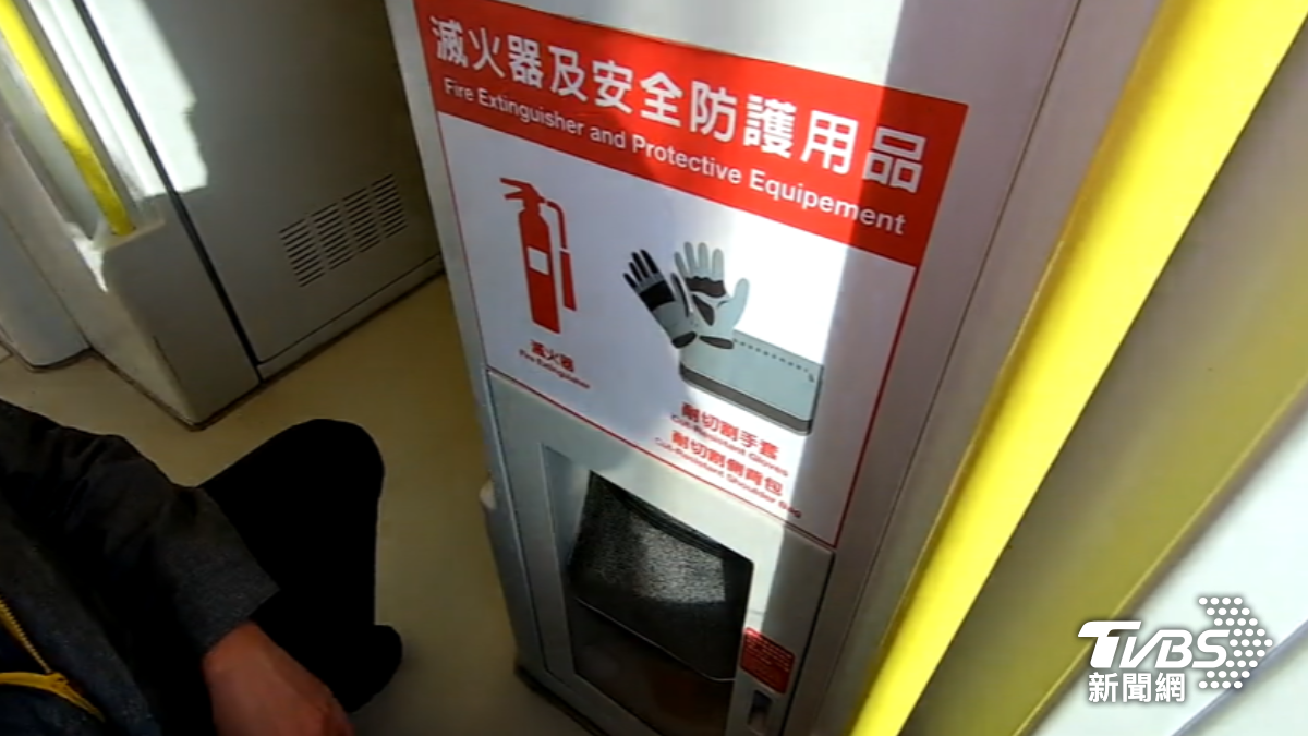新北捷運環狀線、輕軌車廂內，有用來防割、防刺的「止戈盾甲包」。（圖／TVBS）
