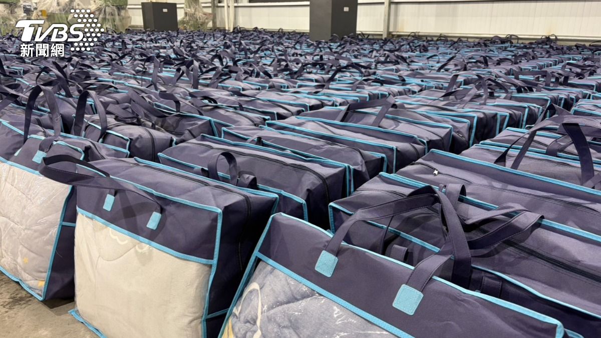 物資箱內容琳瑯滿目,有米糧、食品、罐頭、燕麥片、洗潔精、生活用品、保暖毛毯等日常生活物資。(圖/林冠丞攝)