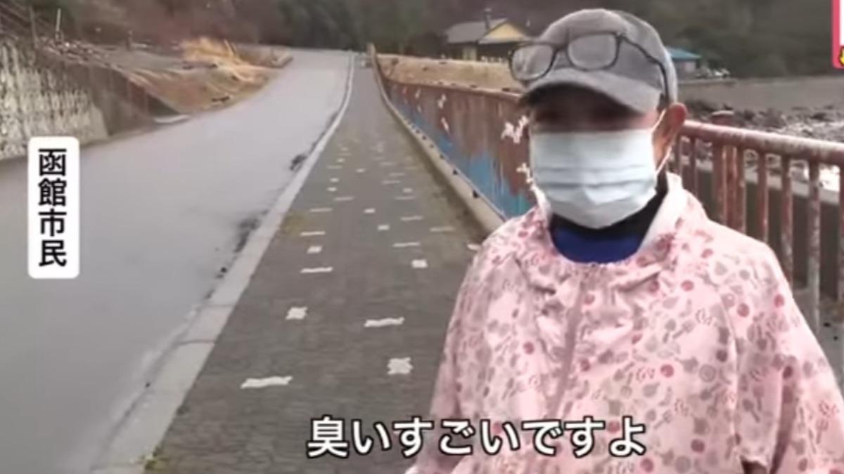 附近居民表示魚屍真的很臭。（翻攝自YT頻道【FNNプライムオンライン】）