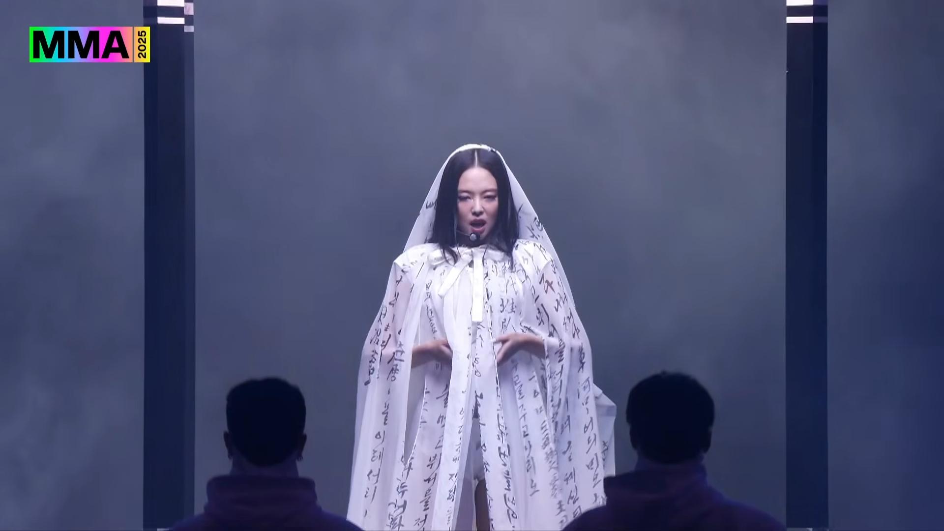 Jennie今晚先披上寫有書法字的布條。(圖/翻攝自멜론 Melon YouTube)