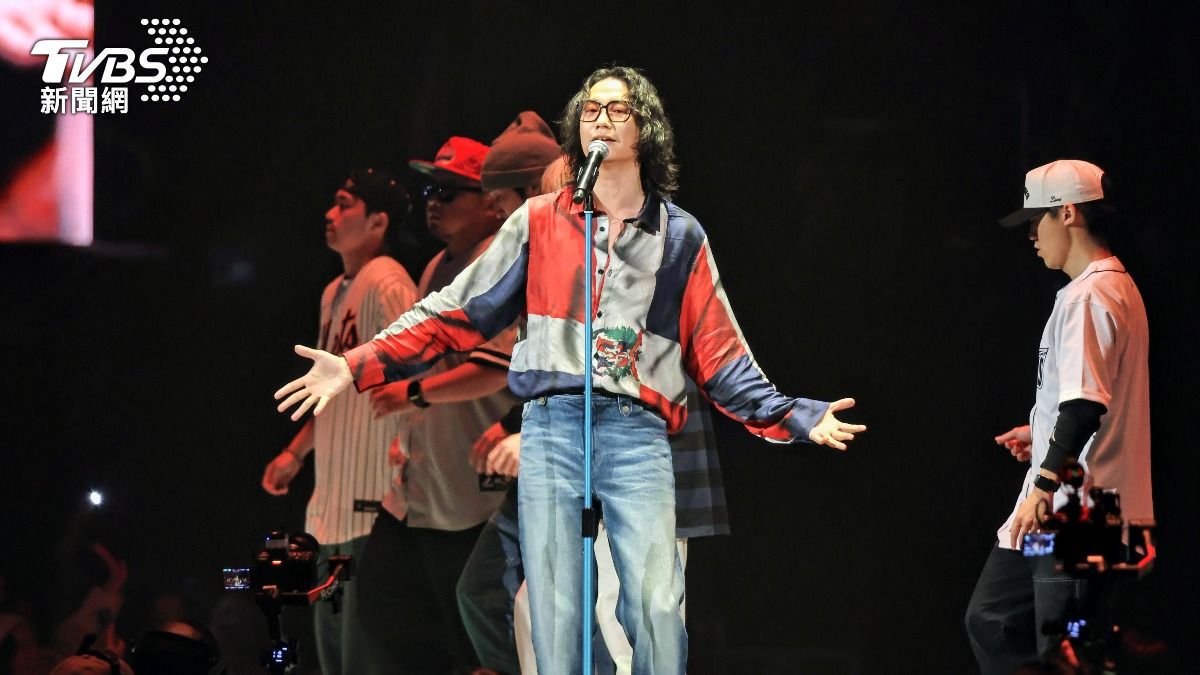 宇宙人攻蛋「突灑大量鈔票」全場瘋搶 方Q飆唱神曲...最帥班導助陣