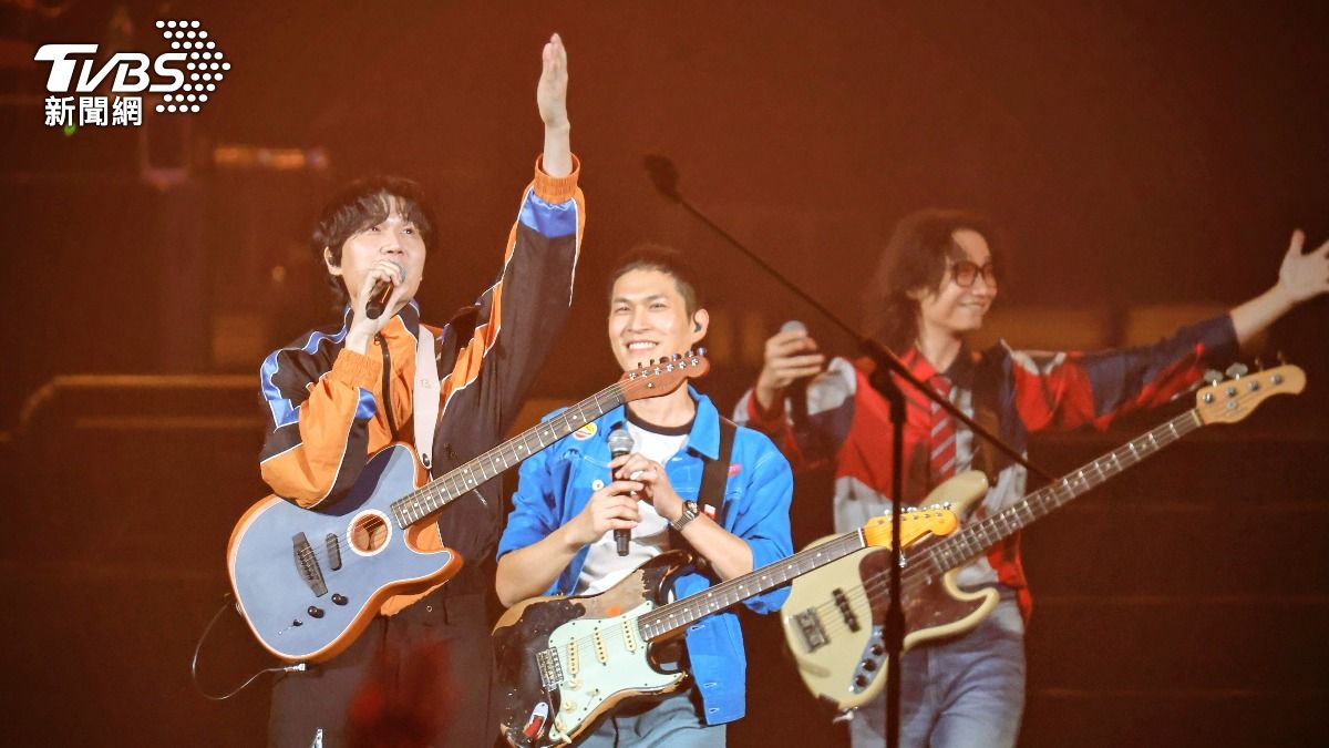 宇宙人演唱〈好野〉，空中飄落許多鈔票貼紙。（圖／張哲鳴攝）