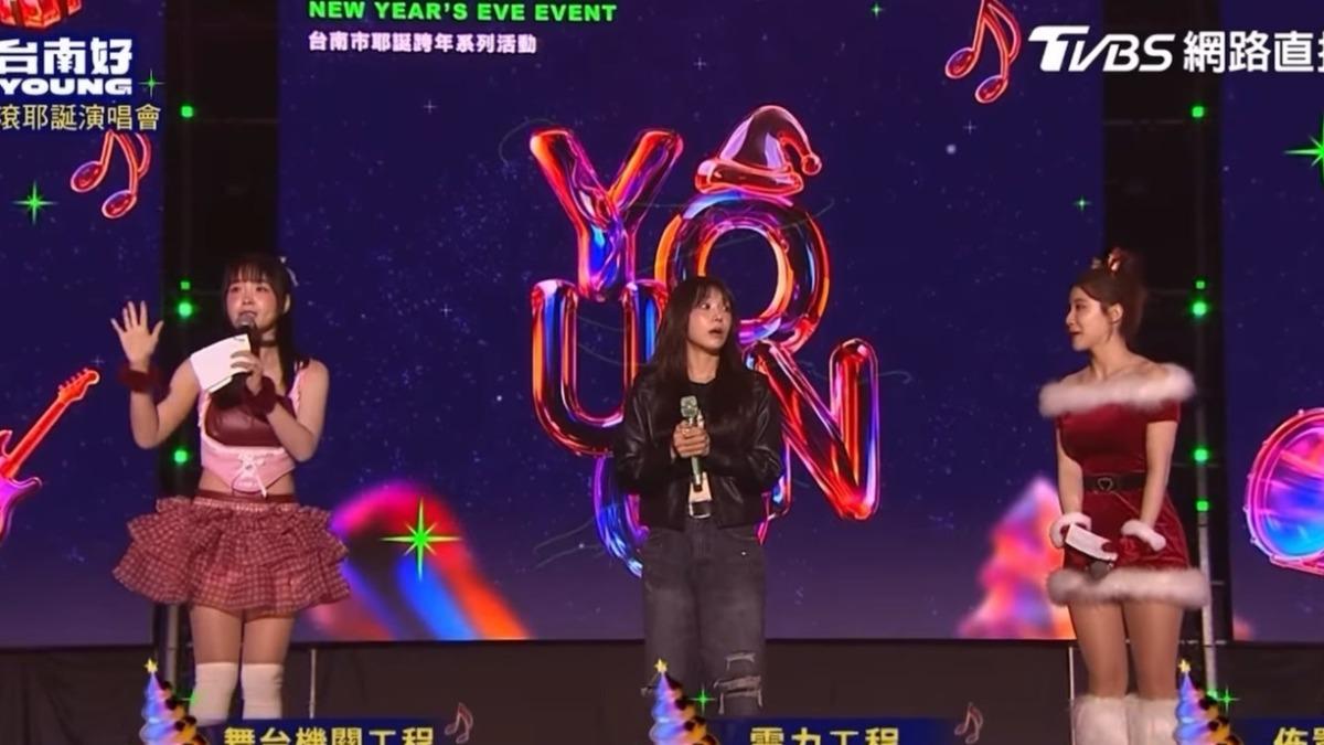 演唱會接近尾聲，籃籃報告有孩子走散在服務台等爸爸，李多慧一旁幫恩地翻譯。（圖／TVBS）