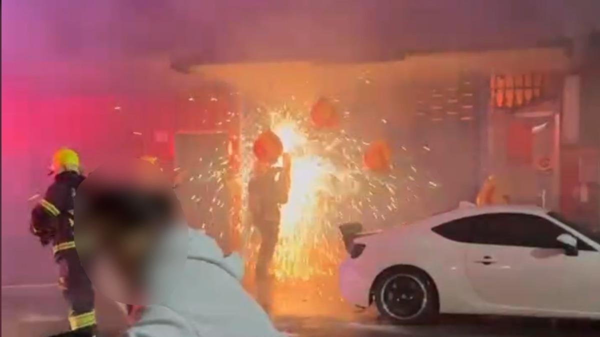 深夜宮廟陷火海!騎樓金紙突起火 33名消防員破門救援