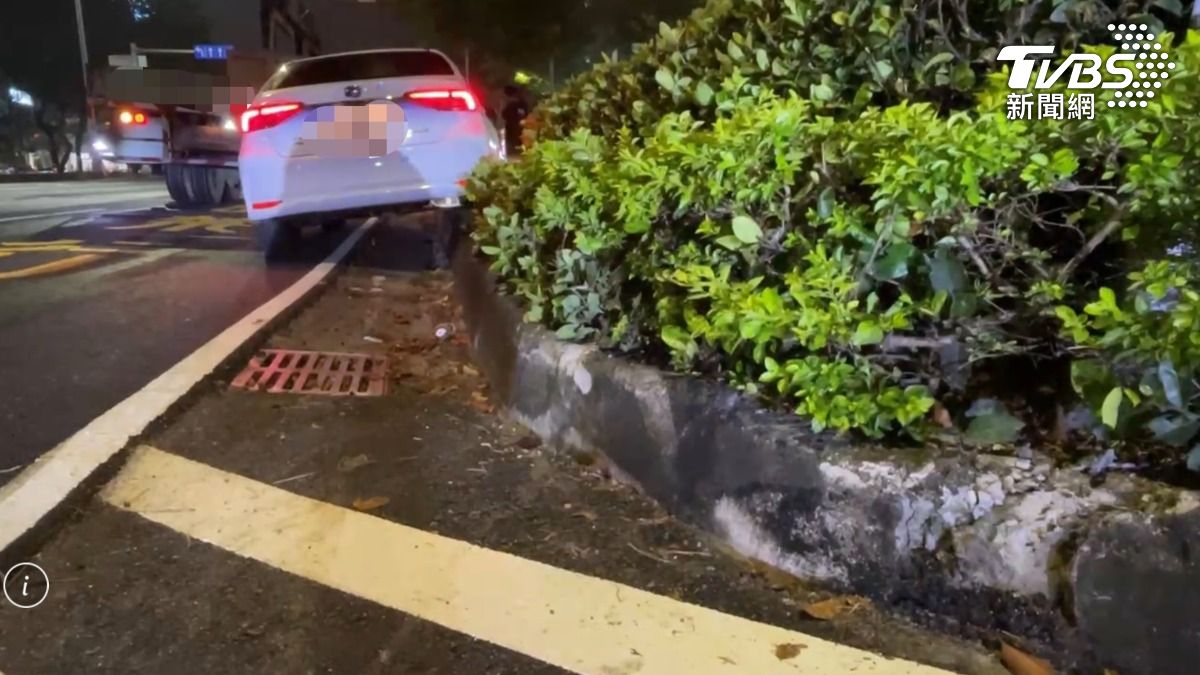 驚險!高雄女駕駛變換車道 遭大貨車擠上中央分隔島