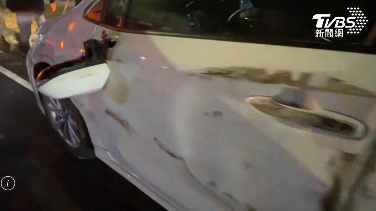 蔡女所駕駛的自小客被擠上中央分隔島上的草地，左半邊的車體以及後照鏡都有損傷。（圖／TVBS）