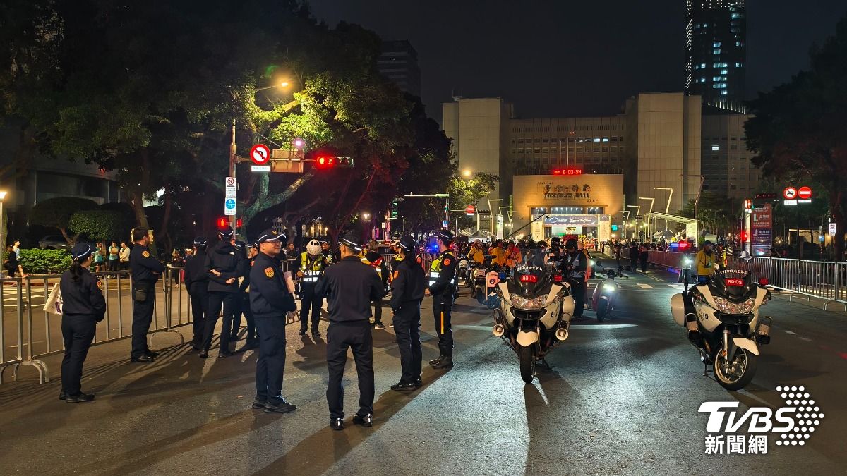 此次台北馬拉松活動交通警察全數配槍執勤，捷運站及重要交通節點也同步加強警力與人員配置。（圖／陳冠宇攝）