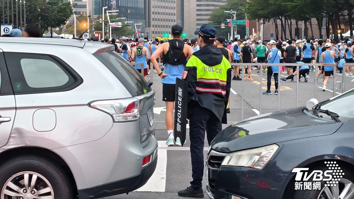 於活動現場值勤之警員皆手持盾牌。（圖／陳冠宇攝）