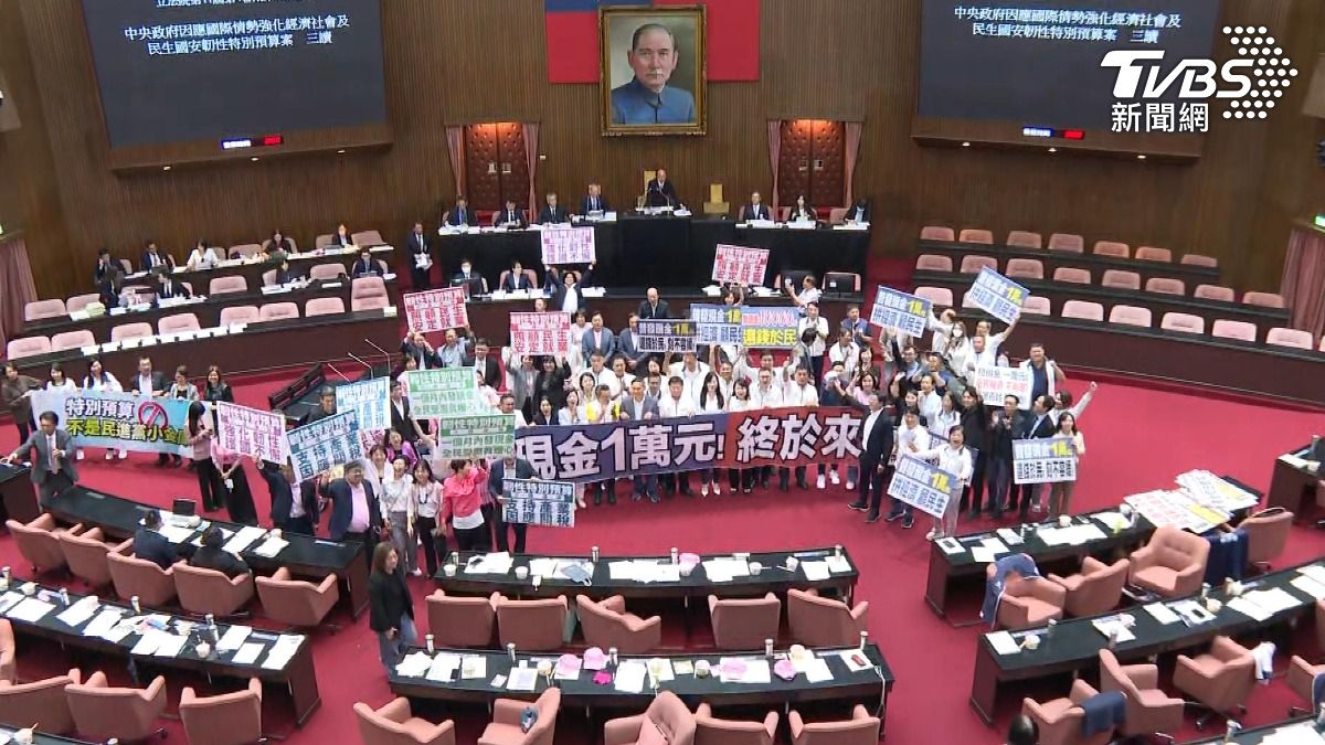 2025/10/17，立法院在朝野激辯後，由院長韓國瑜宣讀通過《因應國際情勢強化經濟社會及民生國安韌性特別條例》中，「普發現金一萬元」的相關修正案。(資料照)