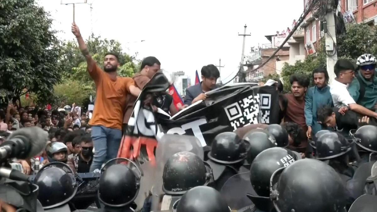 2025年9月,尼泊爾Z世代抗議群眾,走上加德滿都街頭,更不惜與鎮暴警力正面衝突。起因是政府以企業沒在國內註冊為名,宣布封鎖26個社群平台。其後訴求更從反對禁令提升為全面清算政治階級。(資料照)