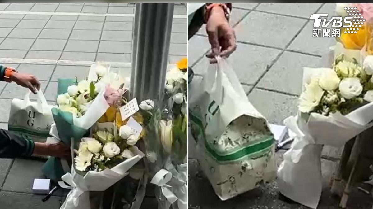 一名男子手拿一袋知名品牌UG手搖飲的飲料及花束前往哀悼惹議。(圖/TVBS)