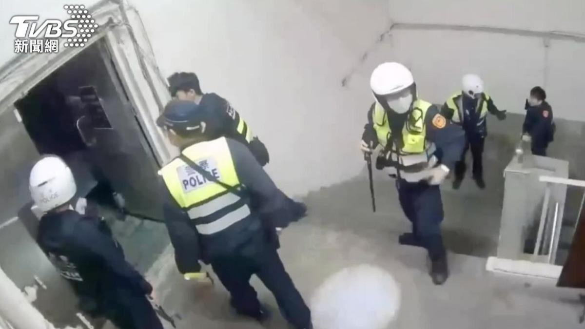 北捷中山砍人/網質疑警速度慢 目擊者曝警棄車奔誠品:他們往裡衝