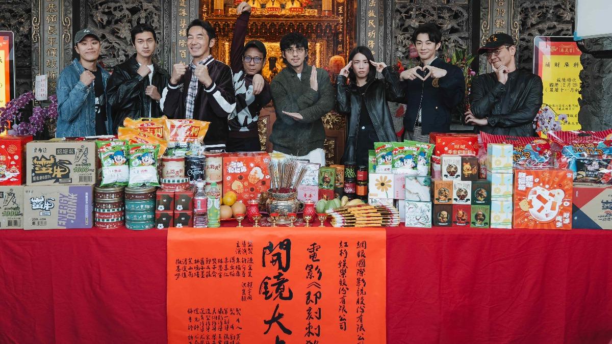 左起導演導洪昰顥、裴子齊、李李仁、朱栢康、傅孟柏、林思宇、蕭子墨、導演許介亭。(圖/網銀提供)