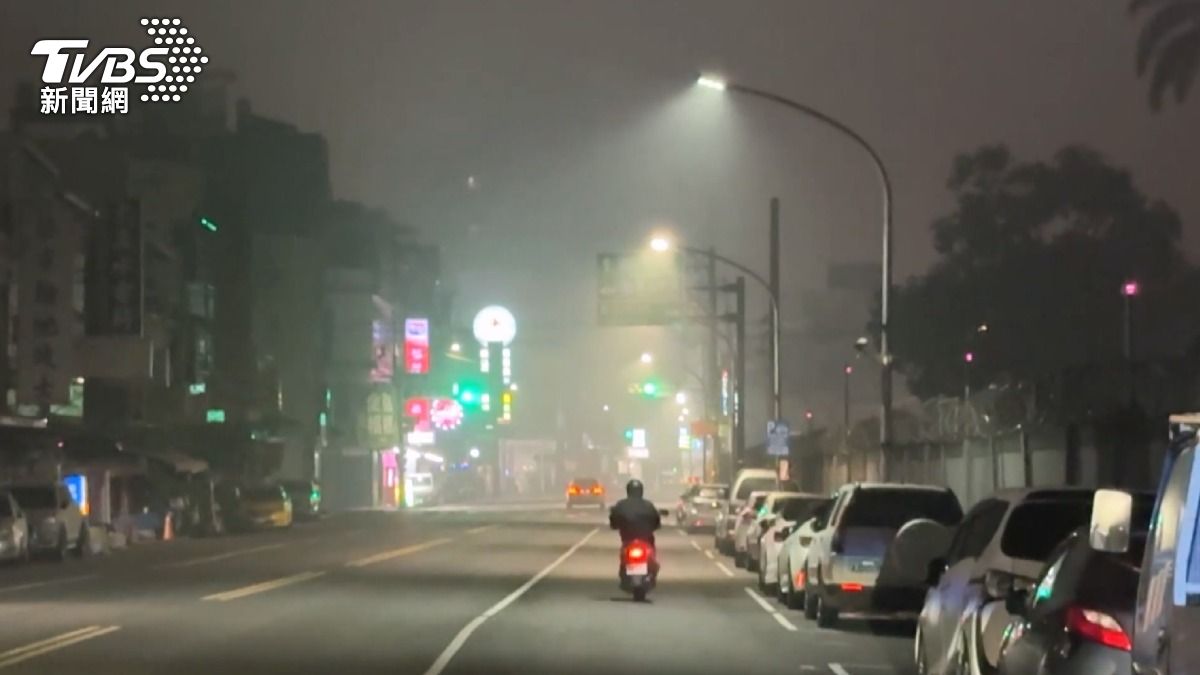 這場突如其來的濃霧讓高雄市區街道霧茫茫一片,能見度極低。(圖/TVBS)
