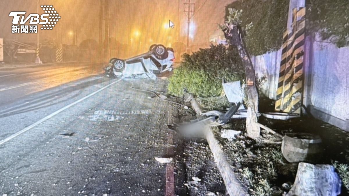 在高屏橋附近,有轎車誤開上分隔島;大寮華中路則有小貨車自撞電線桿後翻覆,所幸駕駛能自行脫困。(圖/TVBS)